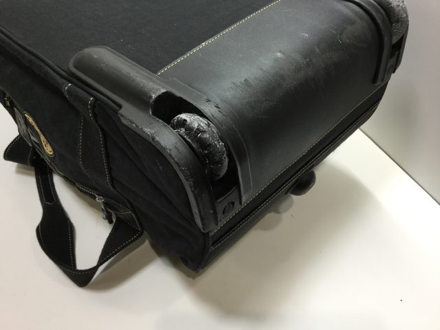 Kipling（キプリング）のスーツケースのキャスター交換が完了しました（兵庫県神戸市A様） かばん修理専門店 リペアスタジオ  愛知県名古屋市、かばん、財布、スーツケースなどの修理を承ります。